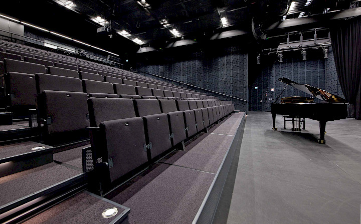 Telescopic retractable seating